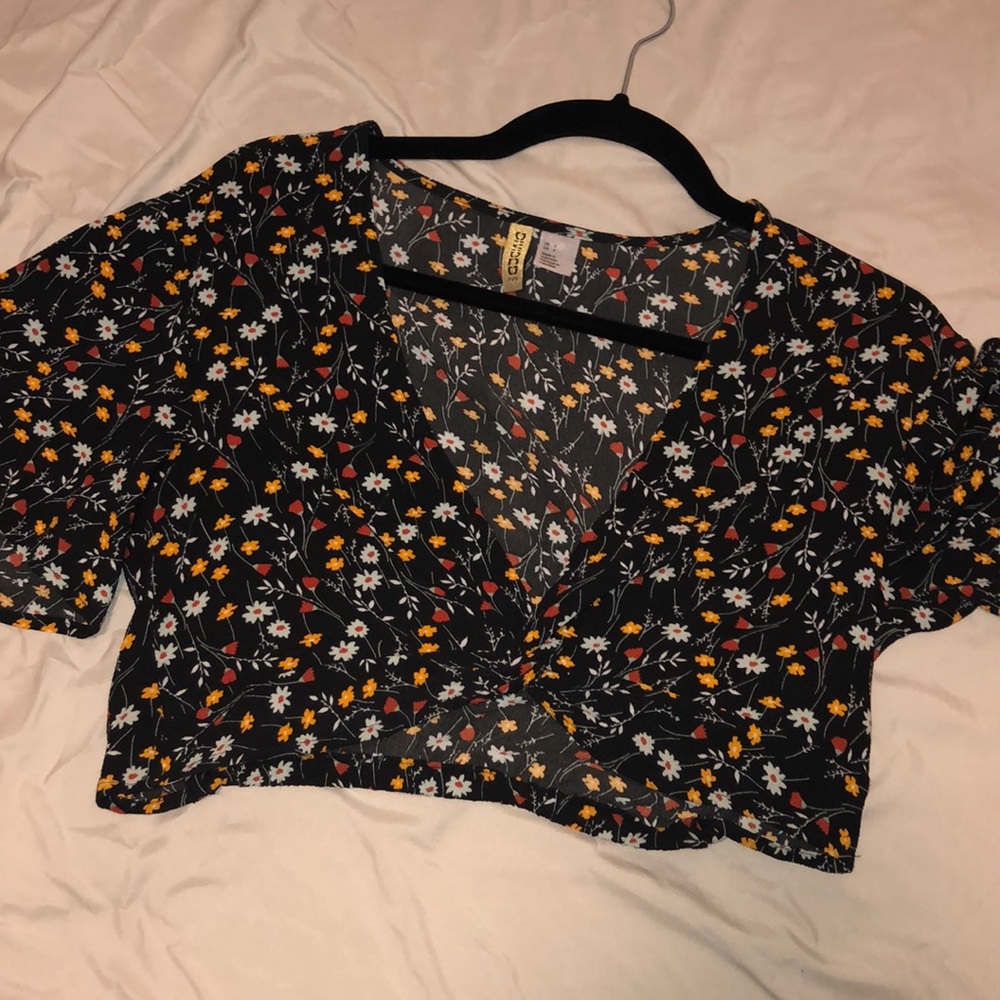 ❤️4/$10 H&M  V cut, twist knot crop top, floral